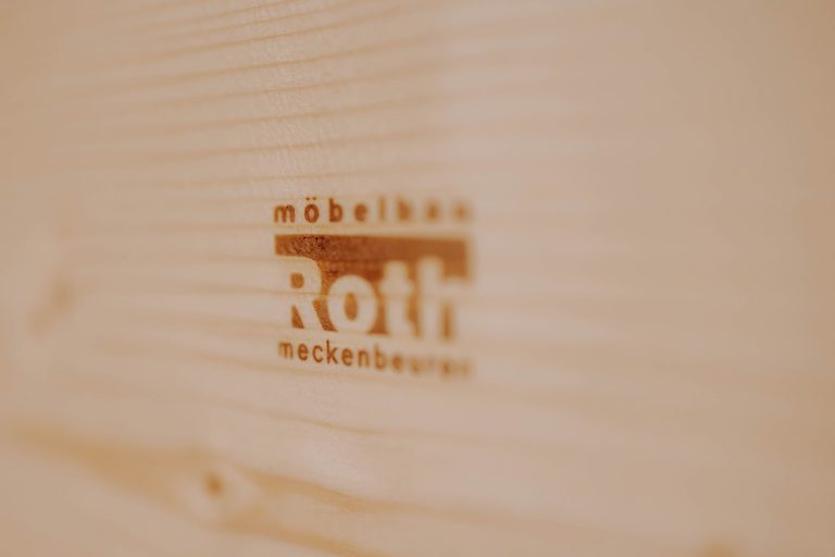Eingebranntes Logo „möbelbau Roth meckenbeuren“ im Holz